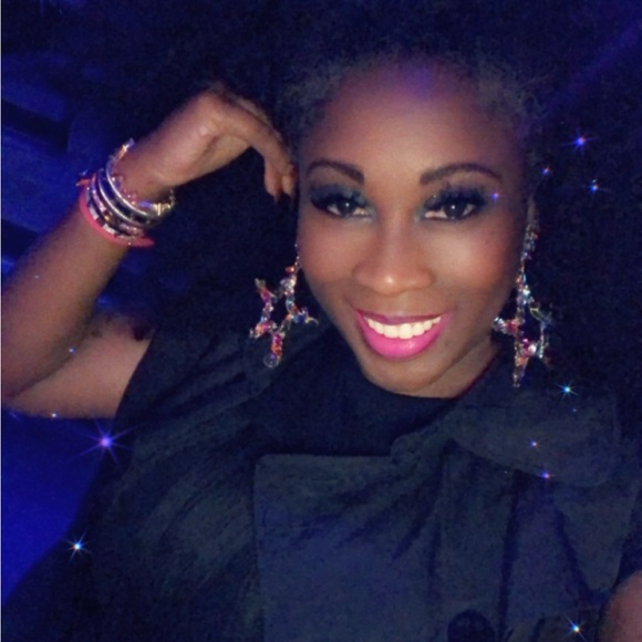 Meet your Posher, Karina!🎀 - Picture 1 of 9